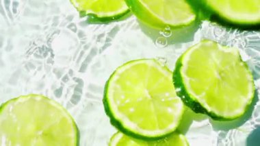 Suya bir parça kireç dökülüyor. Yavaş çekim.