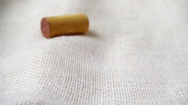 Şarap şişelerinden düşen şarap mantarları. Yavaş çekim.