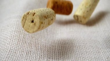 Şarap şişelerinden düşen şarap mantarları. Yavaş çekim.