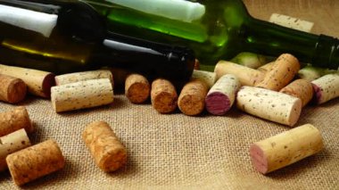 Şarap şişelerinden düşen şarap mantarları. Yavaş çekim.