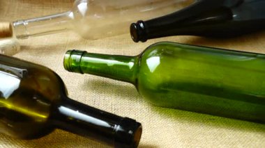 Şarap şişelerinden düşen şarap mantarları. Yavaş çekim.