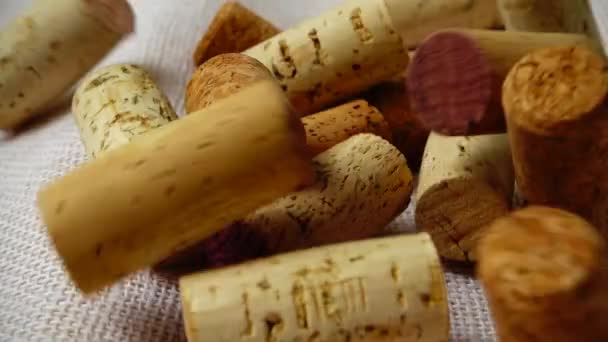 Πέφτουν Φελλοί Κρασιού Από Μπουκάλια Κρασιού Στην Τσάντα Αργή Κίνηση — Αρχείο Βίντεο
