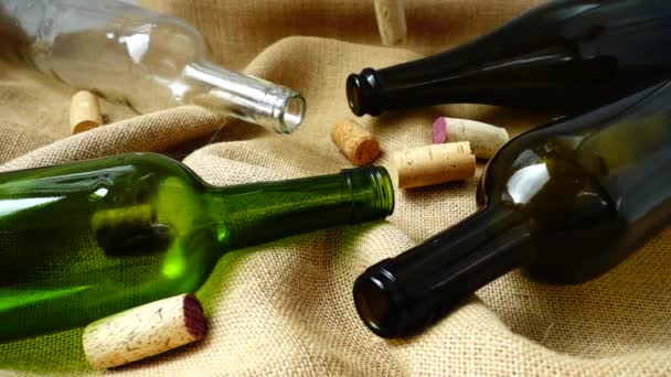 Caída Corchos Vino Botellas Vino Bolsa Movimiento Lento — Vídeo de stock