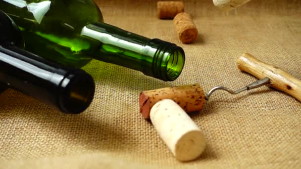 Şarap Şişelerinden Düşen Şarap Mantarları Yavaş Çekim — Stok video
