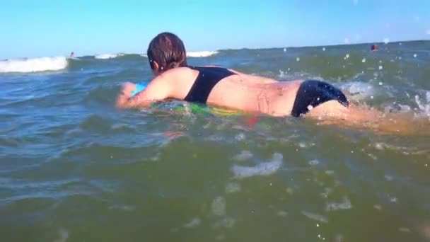 波の上のサーフボードでサーフィンするサーファーの女の子 — ストック動画