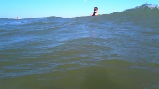 Het Surfmeisje Dat Surft Surfplank Golven — Stockvideo