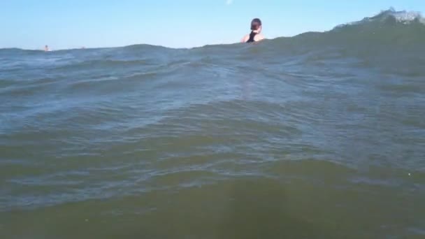 Chica Surfista Surfeando Tabla Surf Las Olas — Vídeo de stock