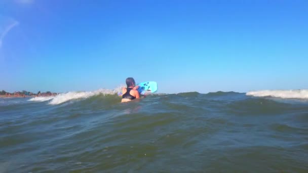 Chica Surfista Surfeando Tabla Surf Las Olas — Vídeo de stock