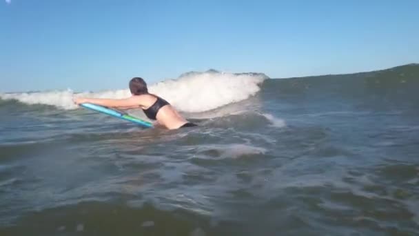 Chica Surfista Surfeando Tabla Surf Las Olas — Vídeo de stock