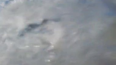 Güneş ışınlarında deniz dalgaları. Yazın çekim..