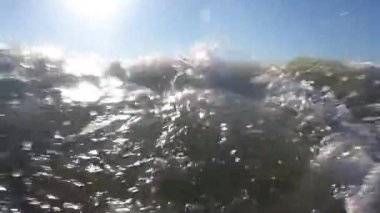 Güneş ışınlarında deniz dalgaları. Yazın çekim..