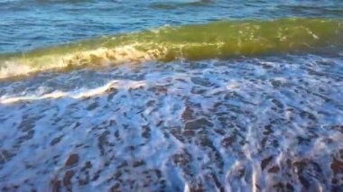 Gün batımında deniz dalgaları. Yazın çekim..