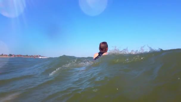 Chica Surfista Surfeando Tabla Surf Las Olas — Vídeo de stock