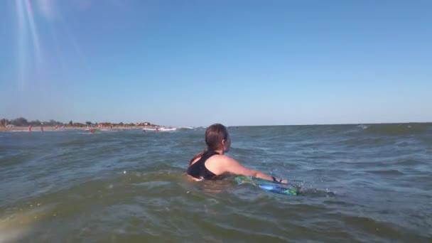 Chica Surfista Surfeando Tabla Surf Las Olas — Vídeo de stock