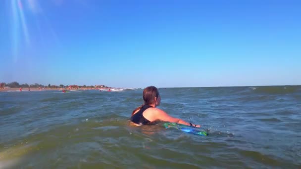 Chica Surfista Surfeando Tabla Surf Las Olas — Vídeo de stock