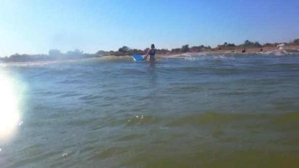 Chica Surfista Surfeando Tabla Surf Las Olas — Vídeo de stock