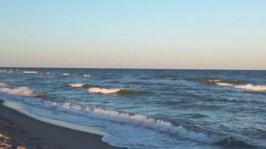 Deniz sahili. Yazın gün batımında çekim yapmak.