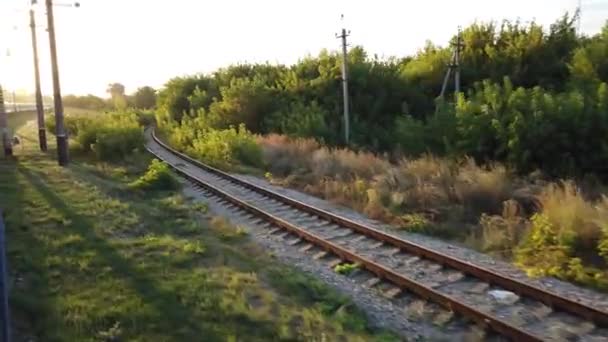 Θέα Από Ένα Κινούμενο Τρένο Προς Ηλιοβασίλεμα Στην Εξοχή Σιδηροδρομικές — Αρχείο Βίντεο