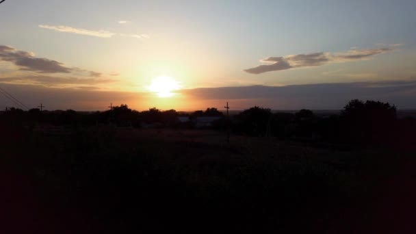 Uitzicht Van Een Rijdende Trein Naar Zonsondergang Het Platteland — Stockvideo