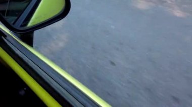 Arabada ayna var. Hareket halinde çekim.