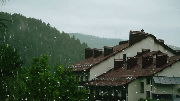 Hotel Montagna Sotto Pioggia Vista Dalla Finestra — Video Stock