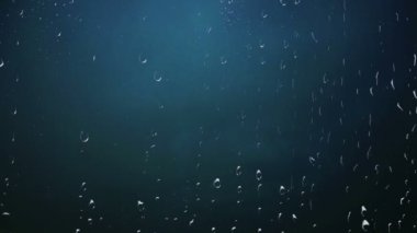 Gökyüzünde şimşek çaktı. Pencereden görüntüle.