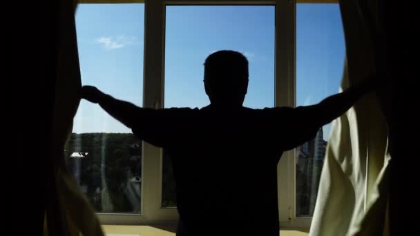 Чоловік Відкриває Віконні Штори Вранці Робить Фізичні Риски Промені Сонця — стокове відео
