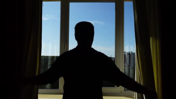 Homme Ouvre Les Rideaux Fenêtre Matin Fait Des Secousses Physiques — Video