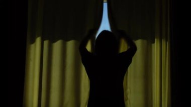 Kız sabahları perdeleri açar ve fiziksel salaklık yapar. Güneş ışınları odaya doğru parlıyor..