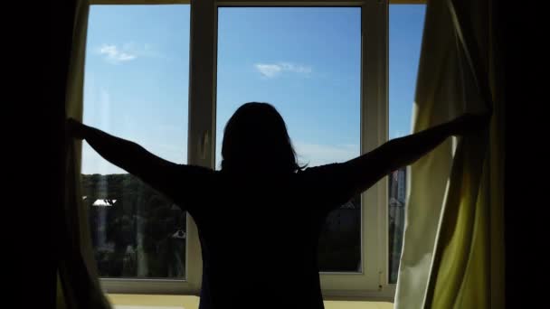 Femme Ouvre Les Rideaux Fenêtre Matin Regarde Par Fenêtre Les — Video