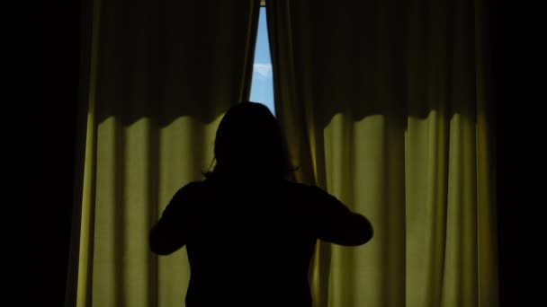 Eine Frau Öffnet Morgens Fenstervorhänge Und Macht Körperliche Zuckungen Die — Stockvideo
