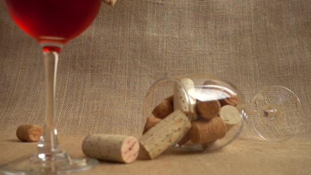 Πτώση Των Φελλών Κρασιού Στο Φόντο Των Γυαλιών Και Των — Αρχείο Βίντεο