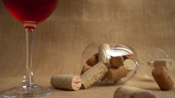 ワインの落下は 眼鏡やバッグを背景にコルク スローモーション — ストック動画