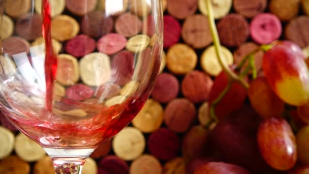 Verser Vin Dans Verre Sur Fond Bouchons Vin — Video