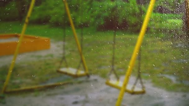 Στριφογυρίστε Στη Βροχή Θέα Από Παράθυρο Σταγόνες Βροχής Στο Γυαλί — Αρχείο Βίντεο