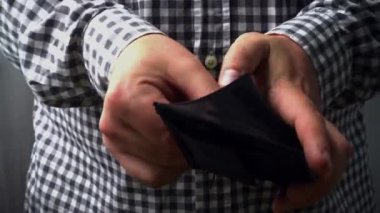 Bir adam cüzdanındaki dolarları yeniden hesaplar..