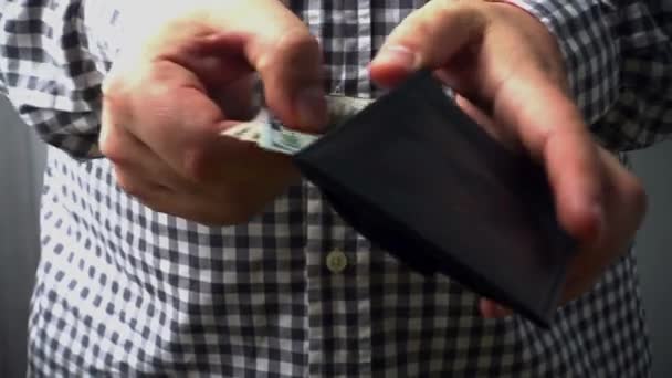 Een Man Herberekent Dollars Zijn Portemonnee — Stockvideo
