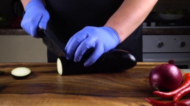 Aşçı bir patlıcan keser..