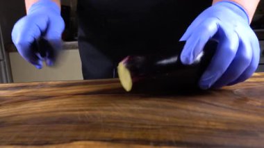 Aşçı bir patlıcan keser..