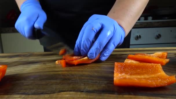 Cook Cuts Sweet Pepper Cutting Board — Stock Video