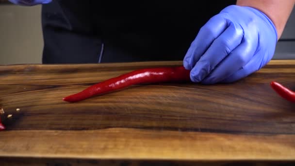 Kuchař Krájí Chilli Papričky Řezací Desce — Stock video