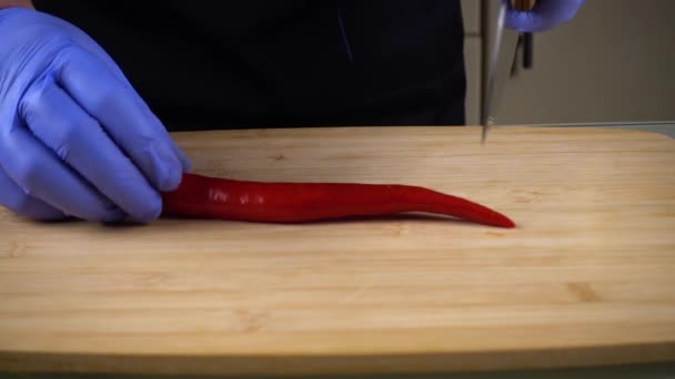 Kuchař Krájí Chilli Papričky Řezací Desce — Stock video