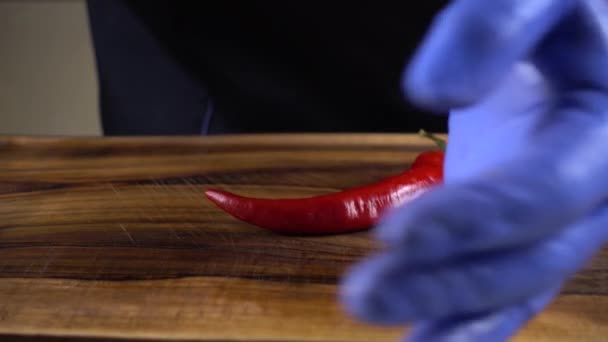 Cuisinier Coupe Piment Sur Une Planche Découper — Video