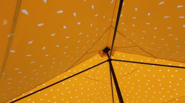 Sarı güneş şemsiyesinin alt manzarası.