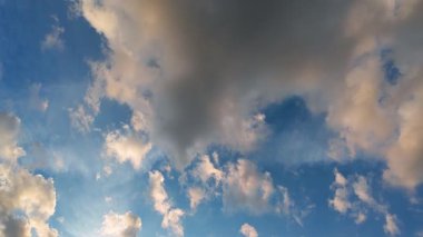 Mavi gökyüzünde beyaz bulutlar.