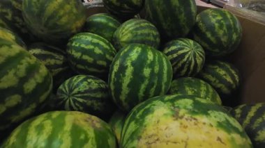 Süpermarkette kocaman bir kutuda bir yığın karpuz..