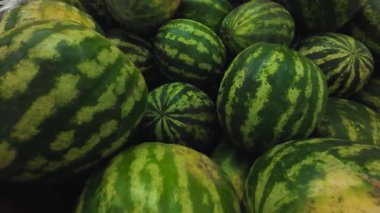 Süpermarkette kocaman bir kutuda bir yığın karpuz..