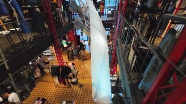 LVIV, UKRAINE - 25 Ağustos 2025: Kıyafet satan bir mağazanın modern iç mimarisi.