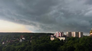 Fırtına ve fırtınadan önce şehrin üzerinde gök gürültülü bulutlar.