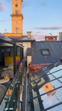 Terastaki restoran, tasarım ve mimari. Dikey video.